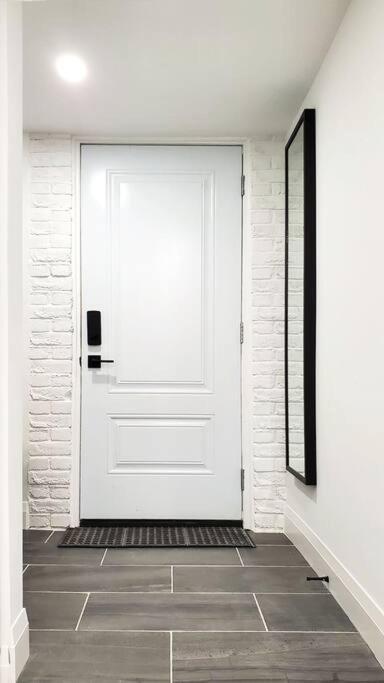 Renovated Guest Suite Near The Lake & High Park In Toronto! Экстерьер фото
